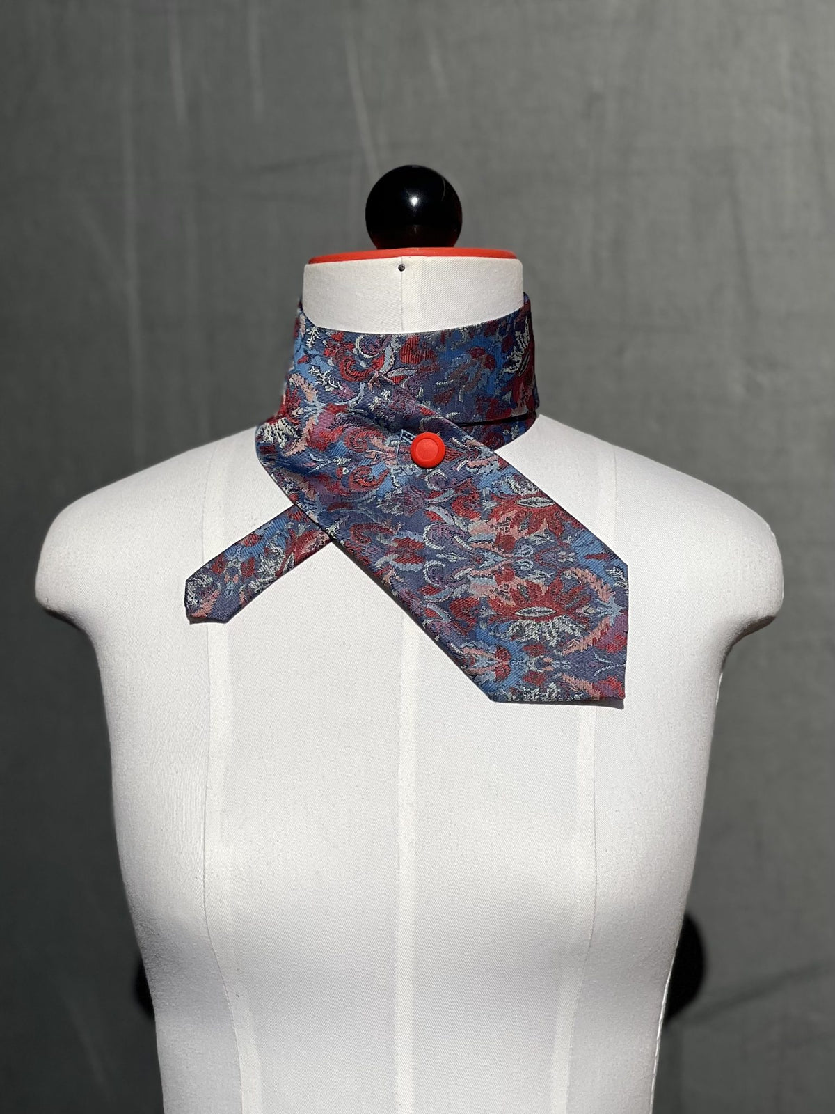 Schlipsschal Indigo Paisley in Blau mit rotem Paisleymuster an der Schneiderpuppe, Frontansicht