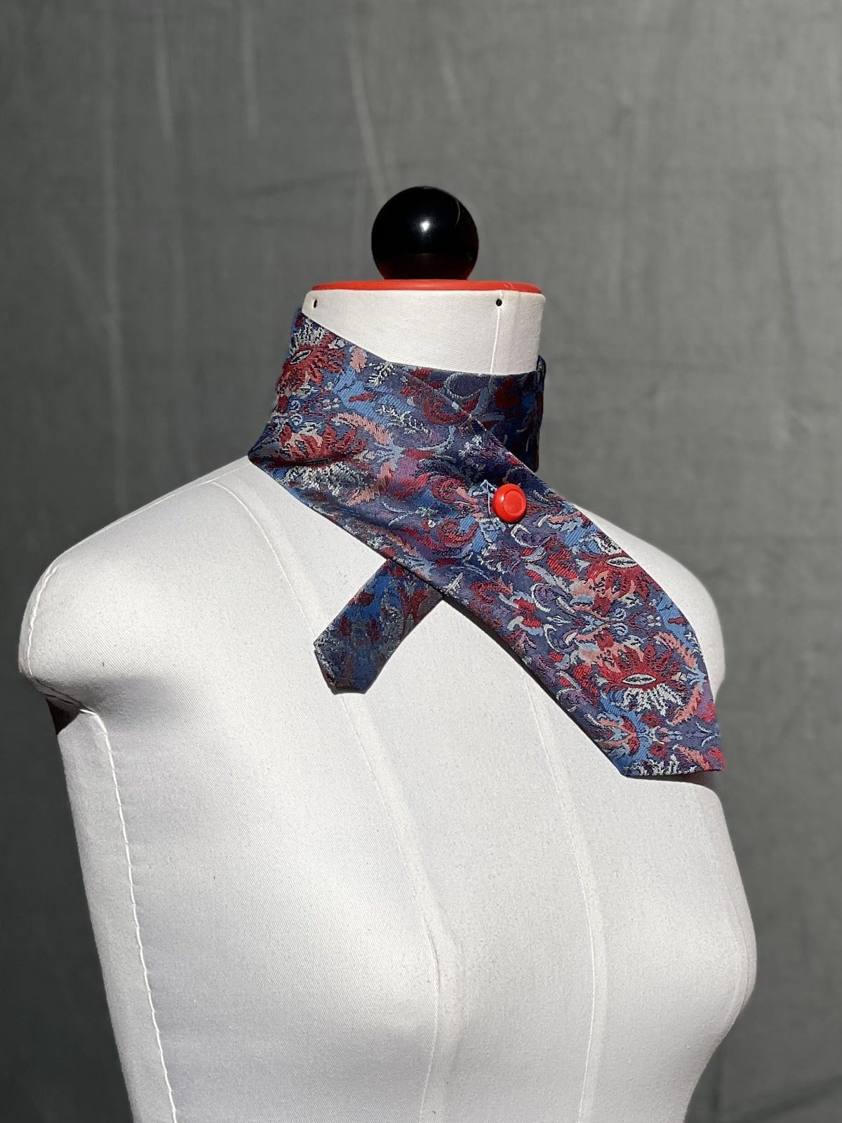 Schlipsschal Indigo Paisley über Kreuz geknöpft, seitliche Ansicht