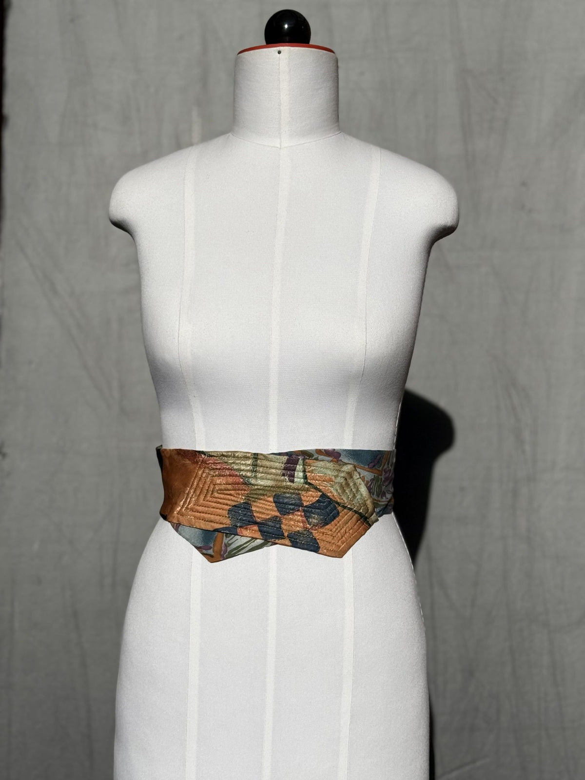 Obi-Gürtel Terracotta Jungle flach um die Taille gelegt mit Spitze vorne