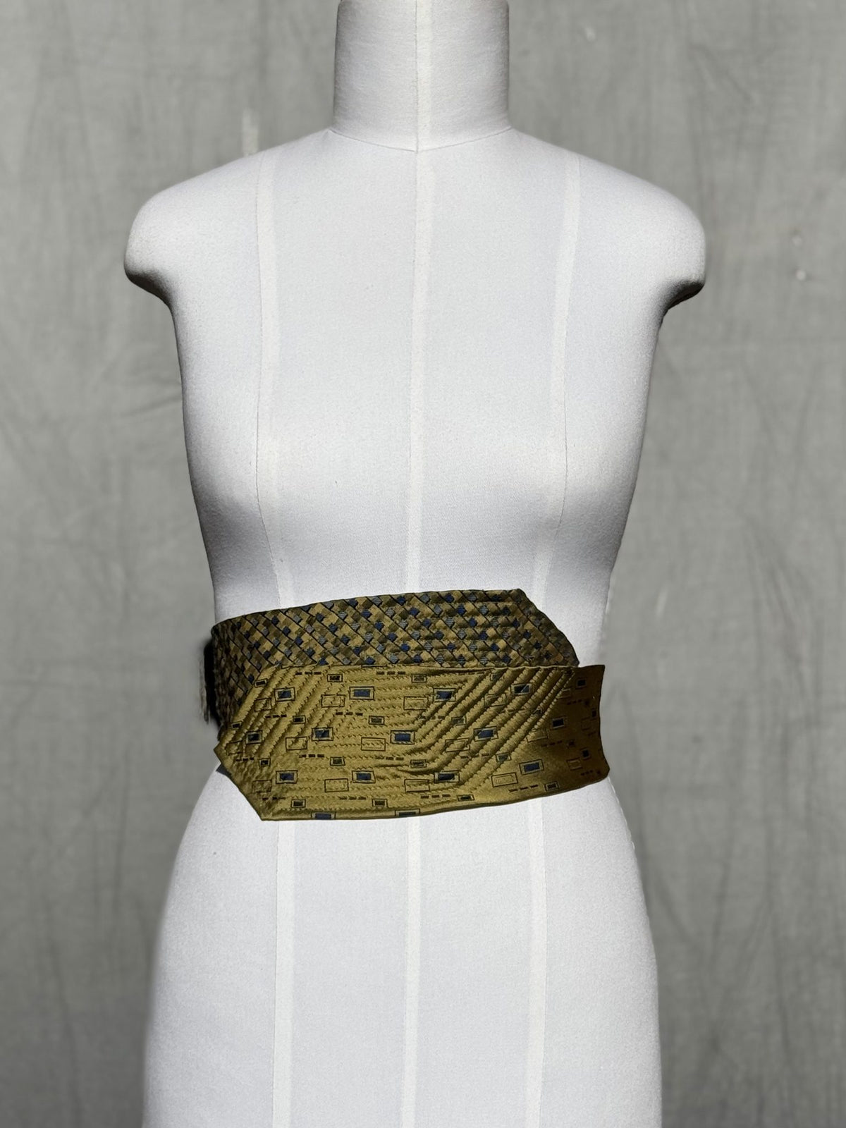 Obi-Gürtel Golden Weave flach um die Taille gelegt, Spitze mit Rechteckmuster vorne