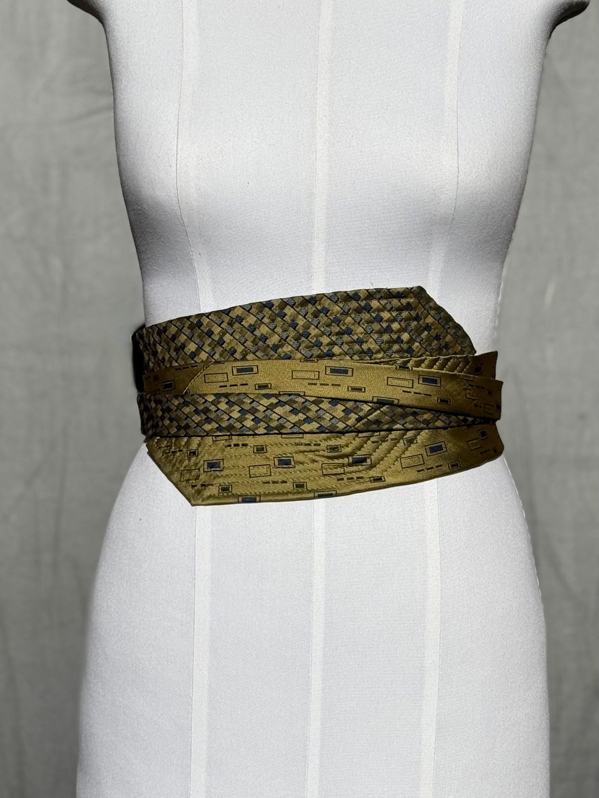 Obi-Gürtel Golden Weave gewickelt, Nahaufnahme von Flechtmuster und Steppung