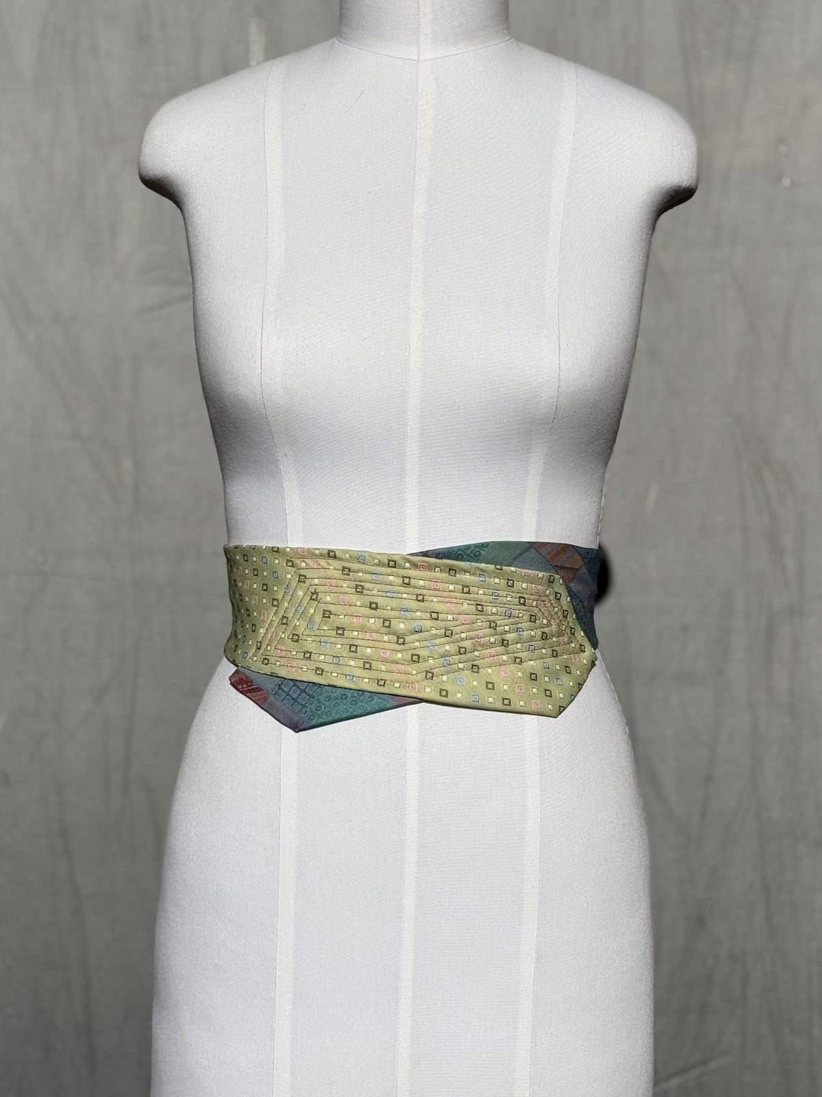 Obi-Gürtel Lime & Lagoon flach um die Taille gelegt mit Spitze vorne