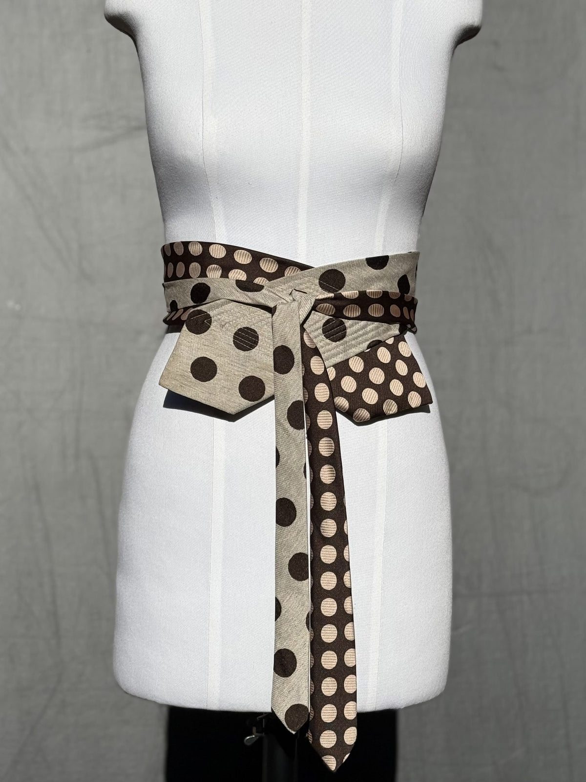 Obi-Gürtel Cappuccino Dots mit braunen und beigen Punkten, zur Schleife gebunden, Frontansicht