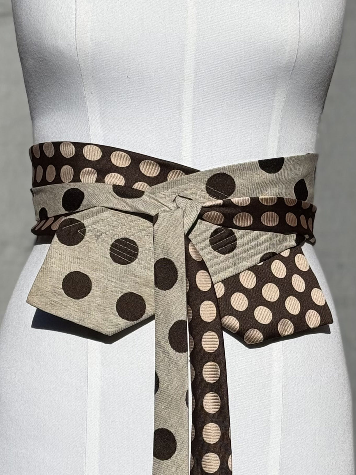 Detail: Schleife und Steppnähte am Obi-Gürtel Cappuccino Dots