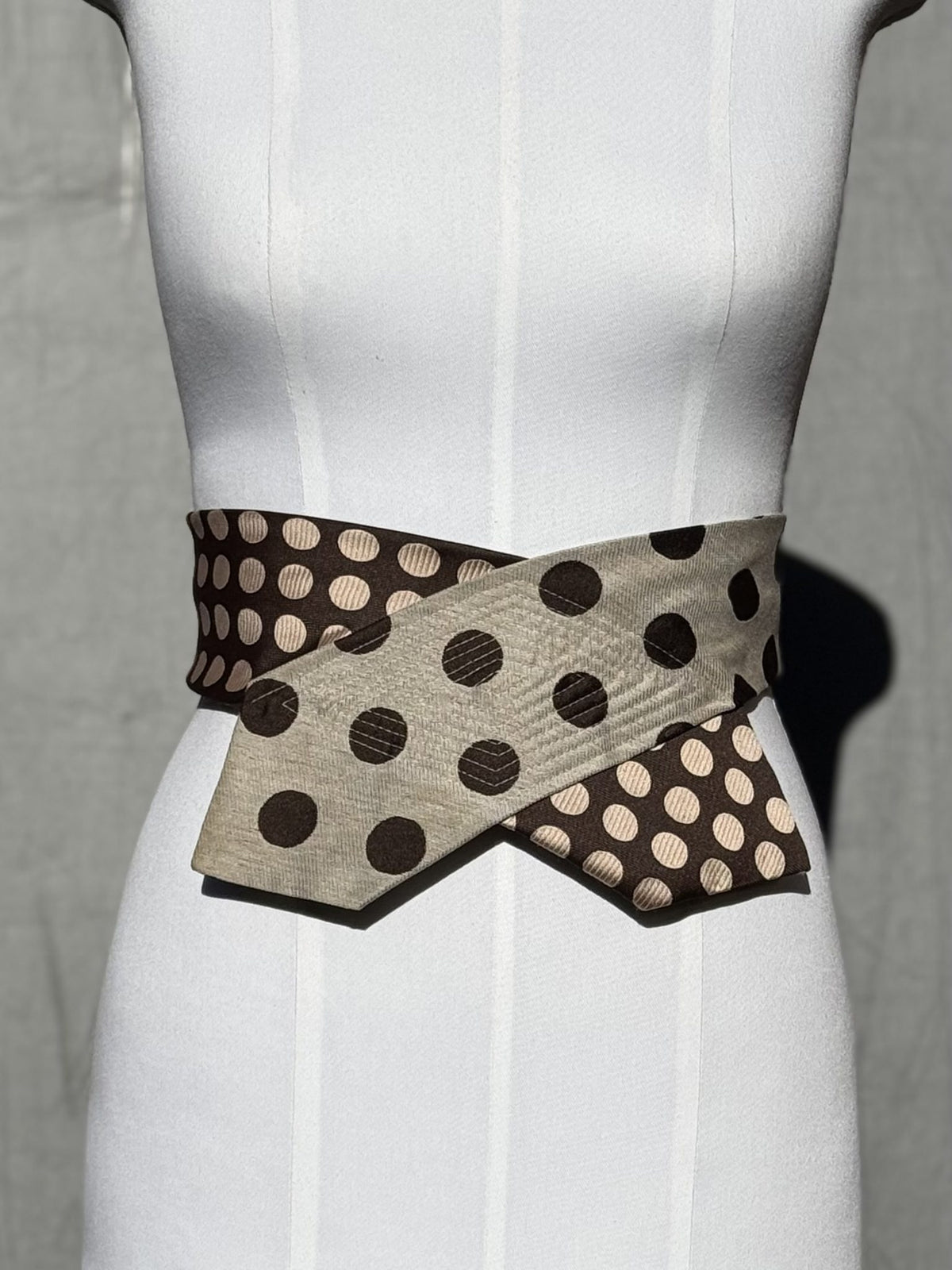 Obi-Gürtel Cappuccino Dots flach überkreuzt um die Taille gewickelt