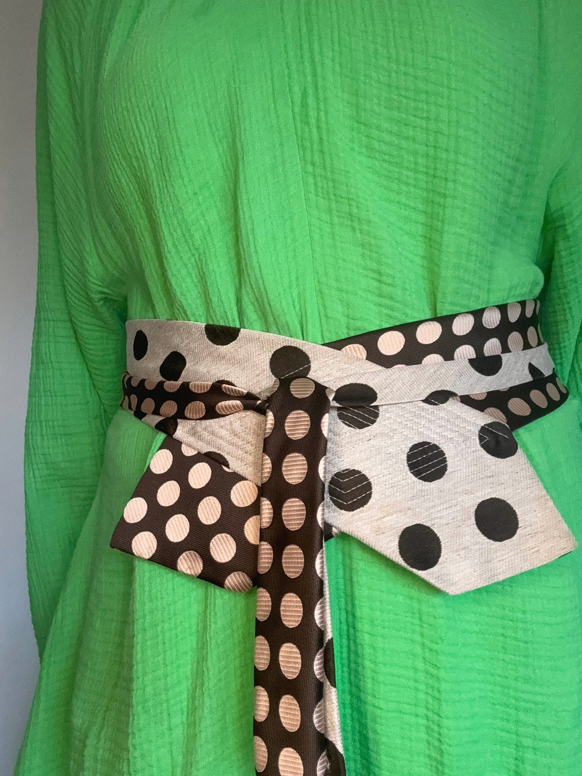 Obi-Gürtel Cappuccino Dots getragen zu einem grünen Kleid, gebunden mit langen Enden