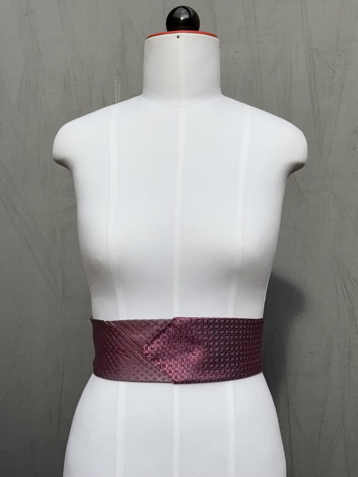 Obi-Gürtel Berry Check flach um die Taille gelegt mit Spitze vorne