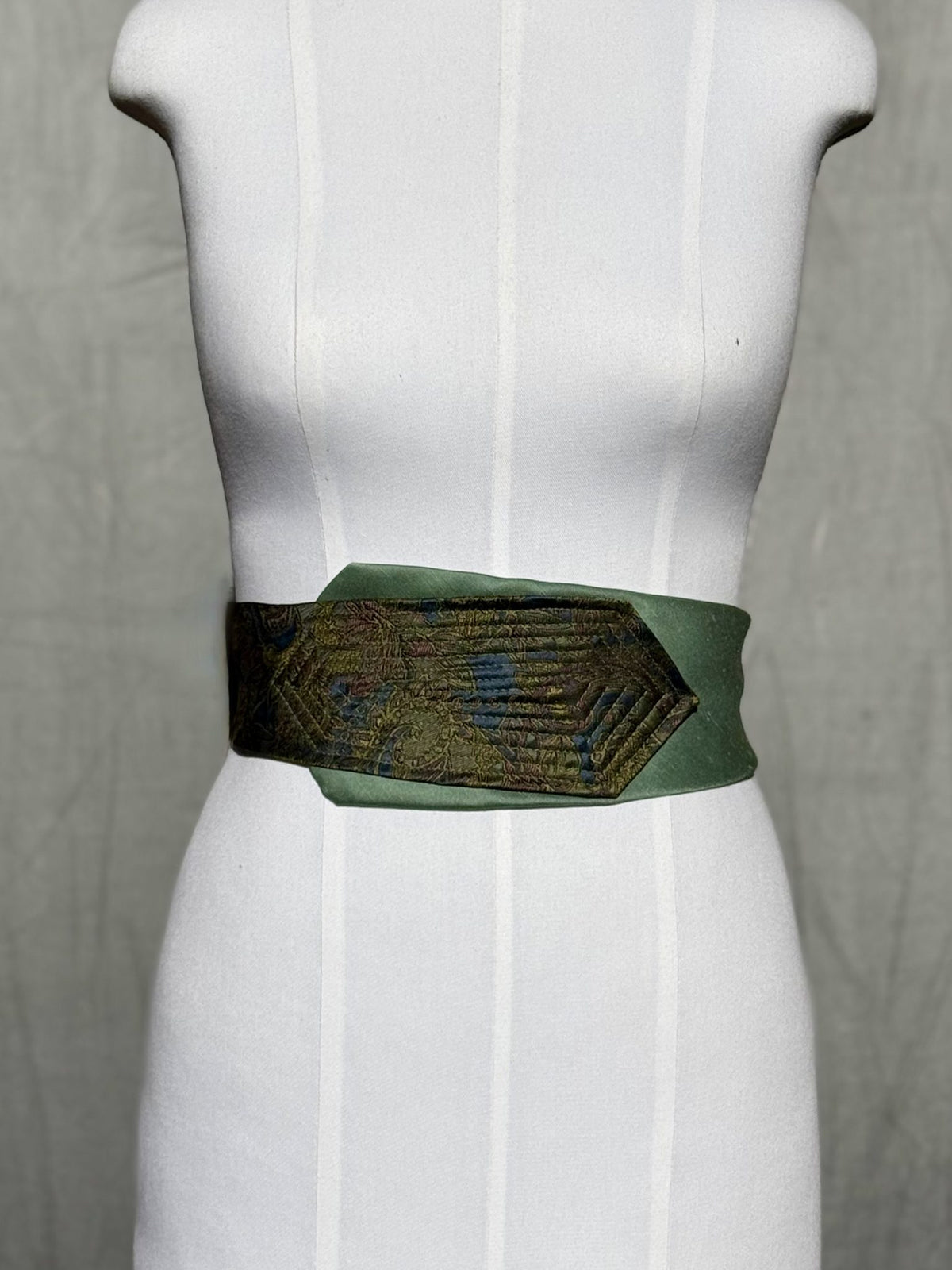 Obi-Gürtel Waldspaziergang flach um die Taille gelegt mit Paisley-Spitze vorne