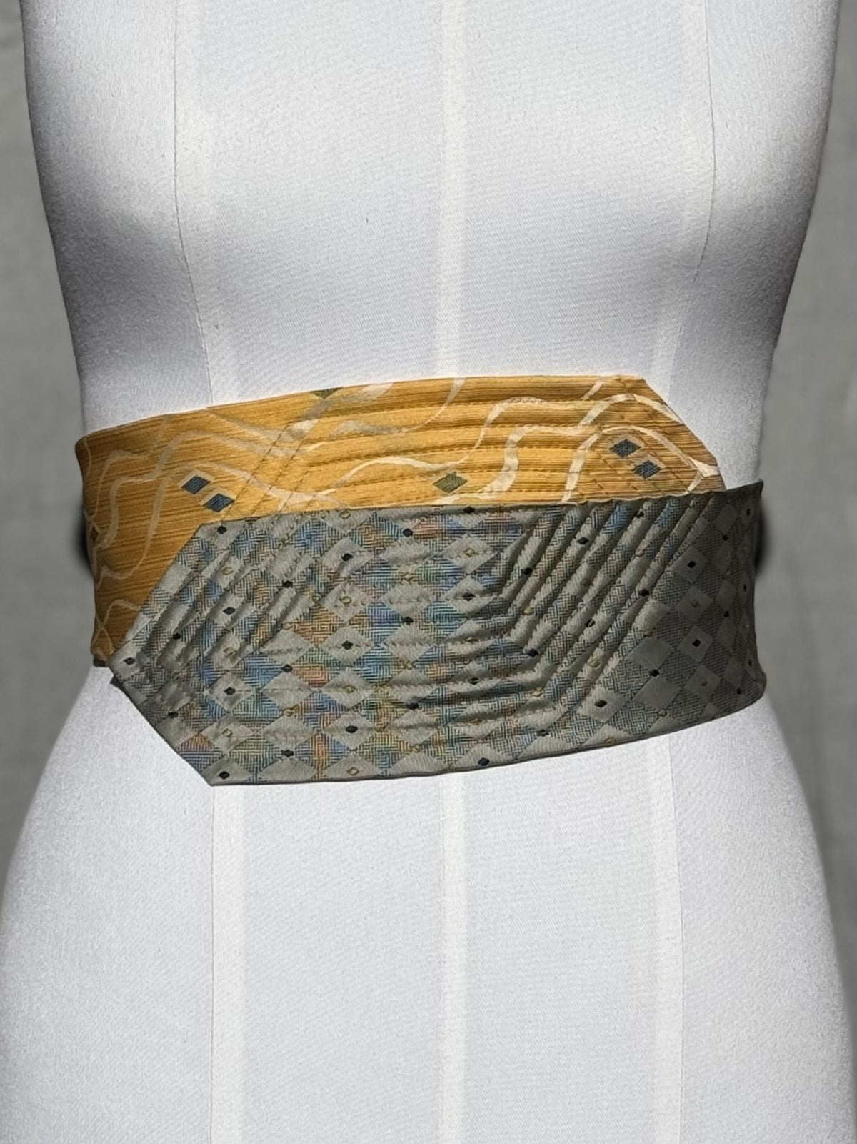 Detail: Steppnähte und Rautenmuster am Obi-Gürtel Senf & Raute