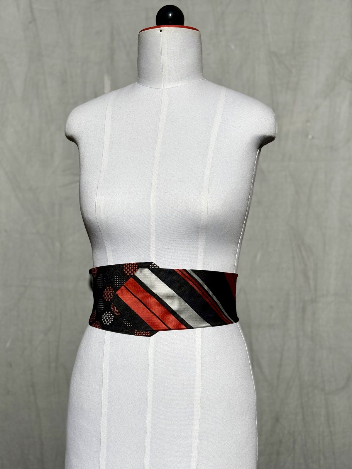 Obi-Gürtel Retro Racer flach um die Taille gelegt, Streifenmuster vorne