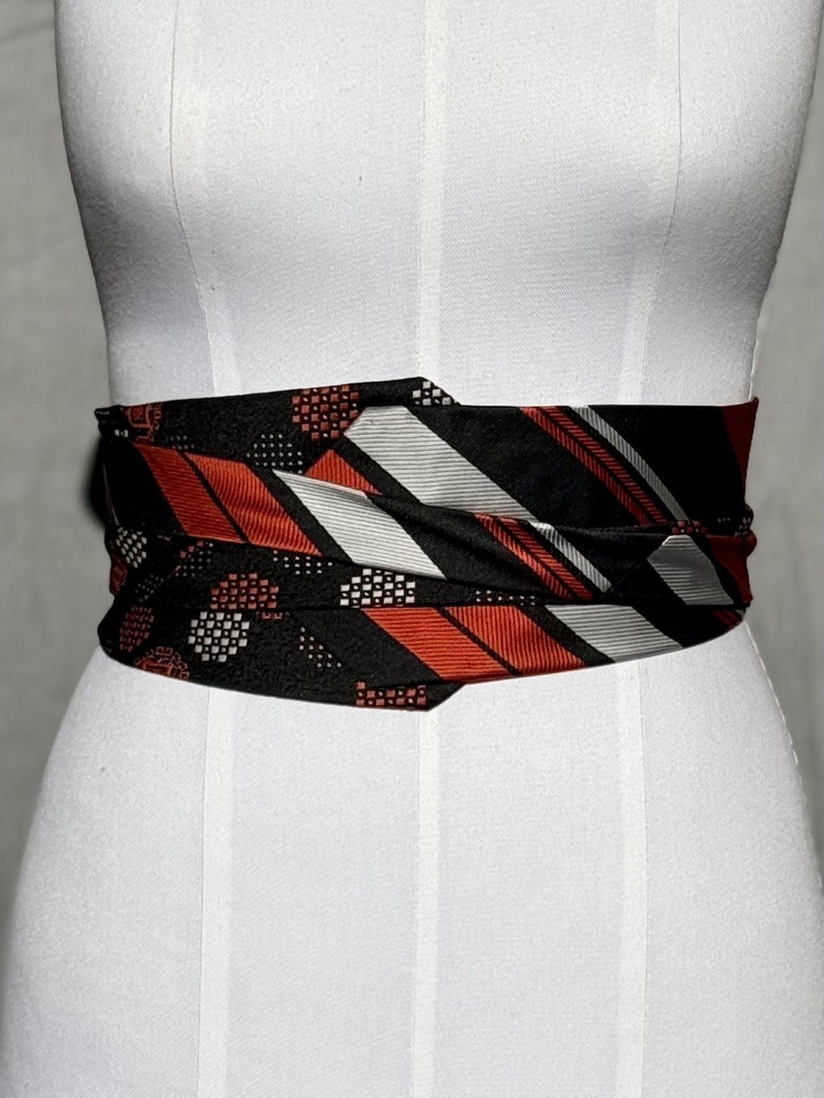 Detail: gewickelter Obi-Gürtel Retro Racer mit Streifen und Punkten