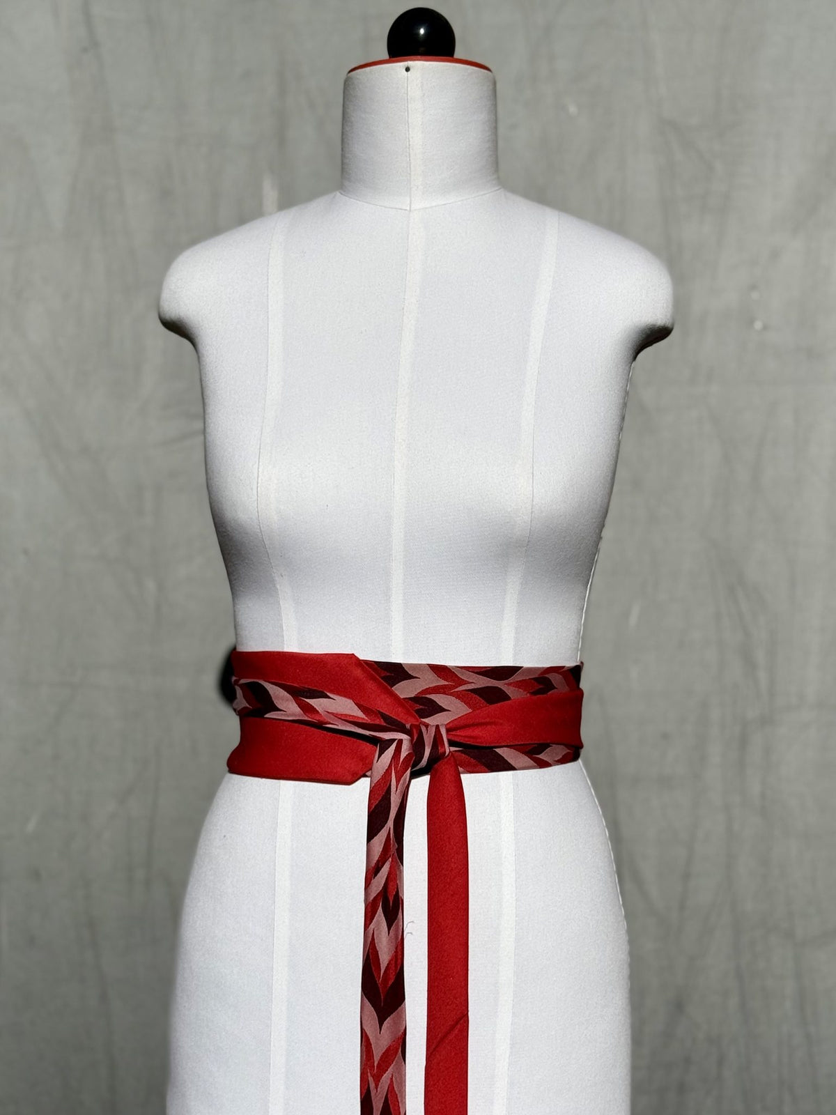 Obi-Gürtel Red Chevron in Rot mit Zickzackmuster, vorne geknotet mit langen Enden, Frontansicht