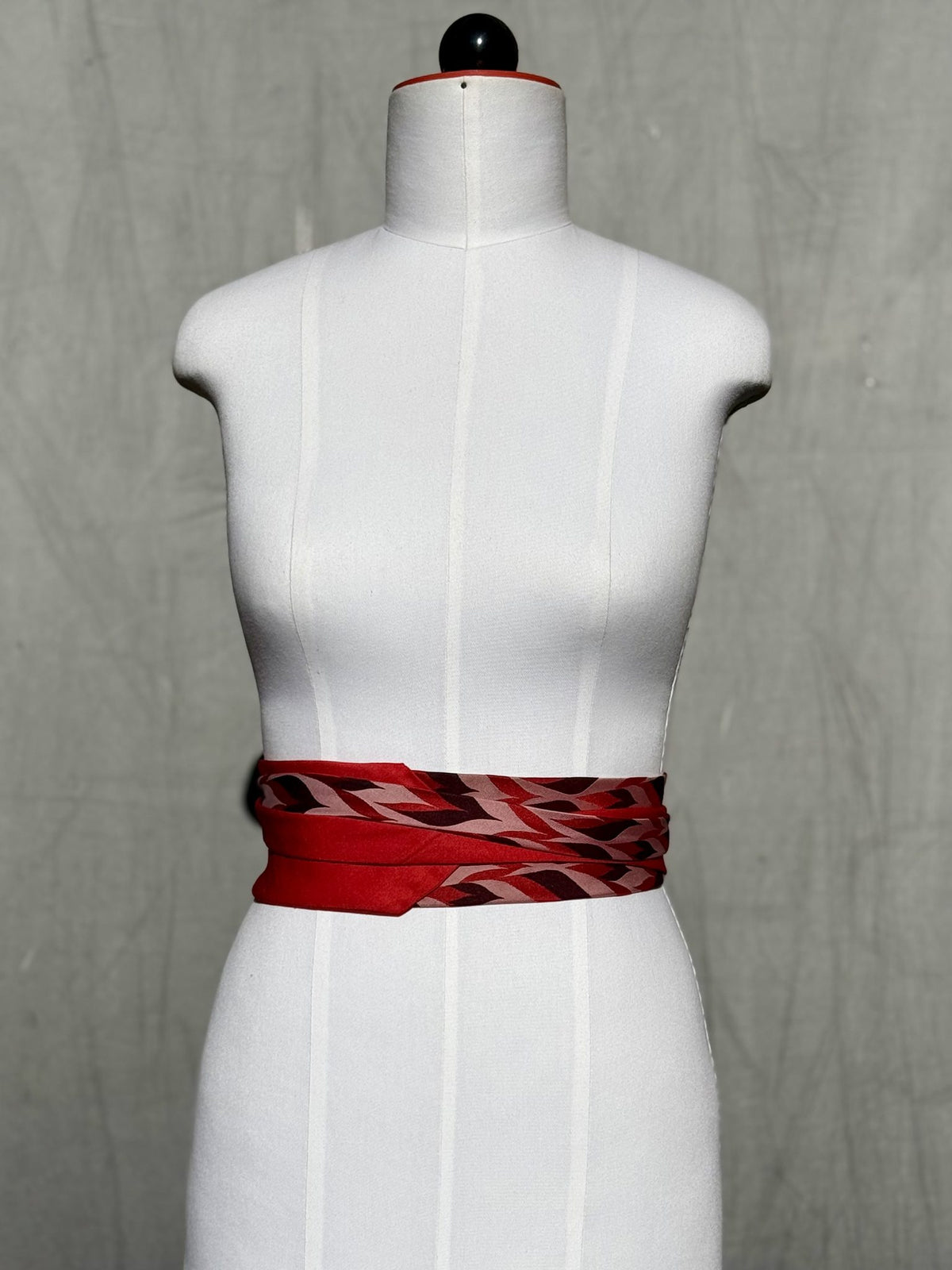 Obi-Gürtel Red Chevron mehrfach gewickelt, Rot und Zickzack im Wechsel