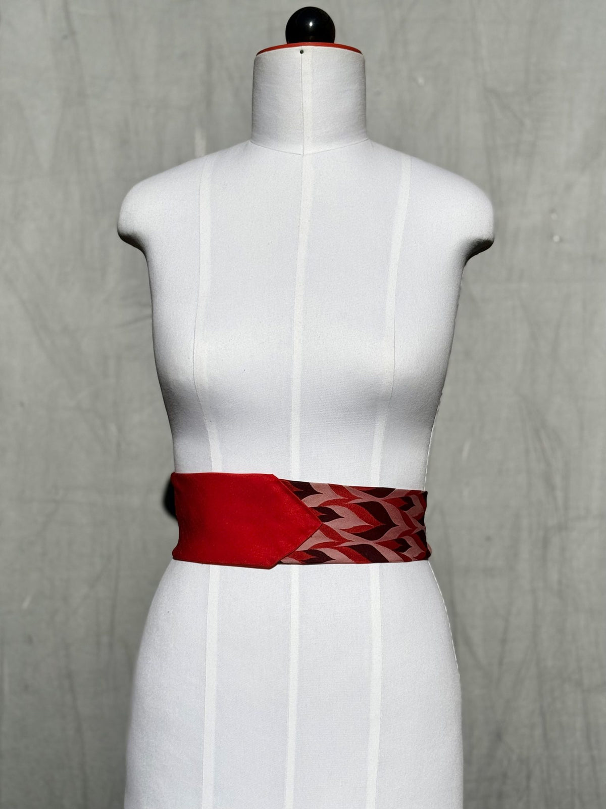 Obi-Gürtel Red Chevron flach gelegt mit roter Spitze vorne