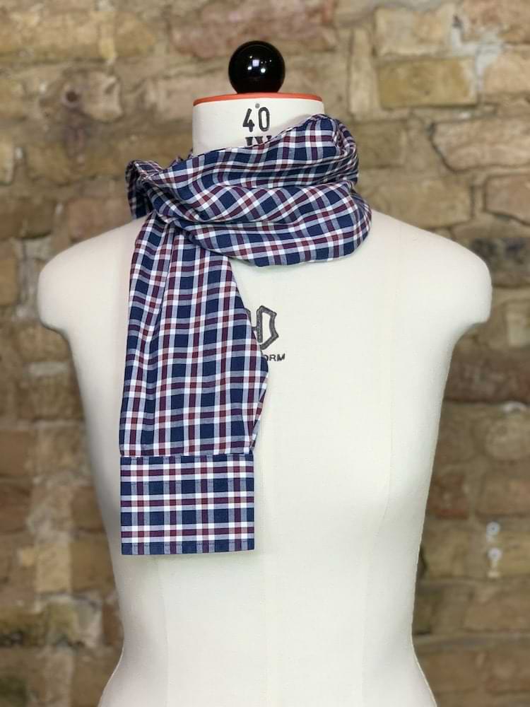 karierter, flauschiger Ärmelschal - nachhaltige Upcycling Mode von Beverly - Berlin