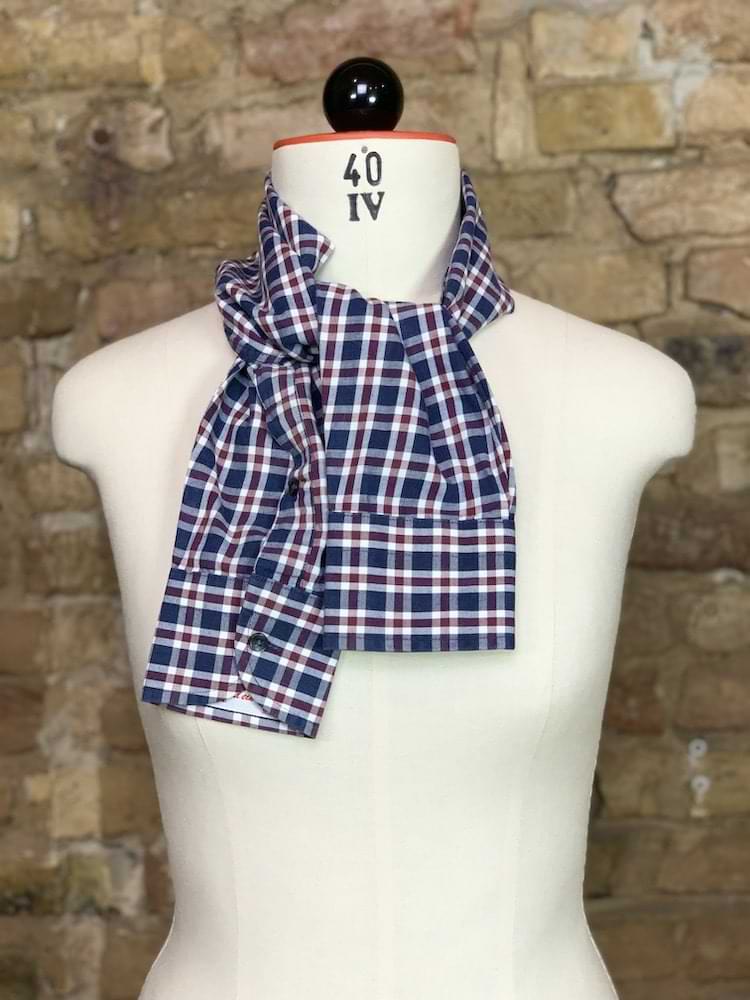 karierter, flauschiger Ärmelschal - nachhaltige Upcycling Mode von Beverly - Berlin