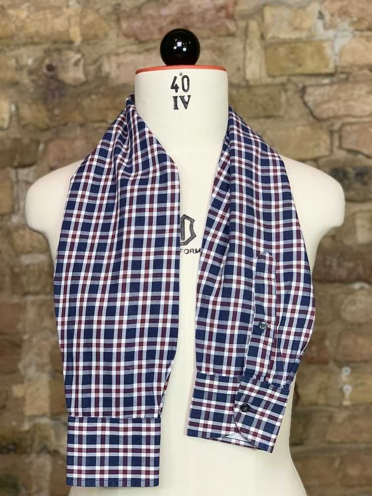 karierter, flauschiger Ärmelschal - nachhaltige Upcycling Mode von Beverly - Berlin