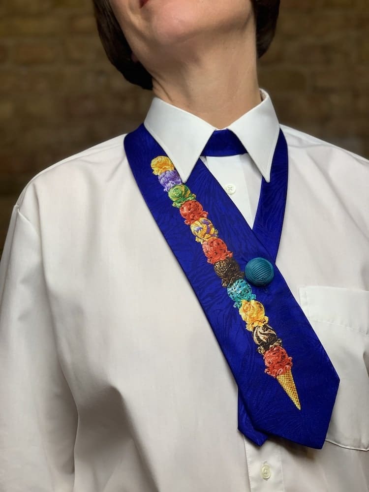 Frau präsentiert Krawattenschal mit Eiscream Motiv