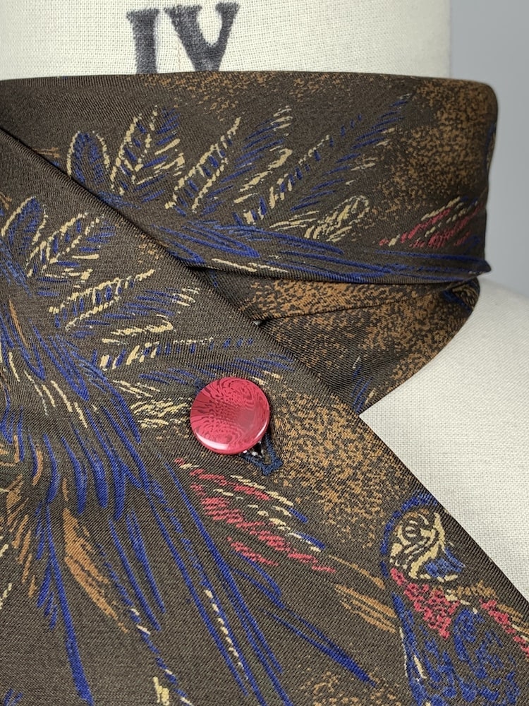 Upcycling Krawatte mit wunderschönen Papageien und rotem Knopf
