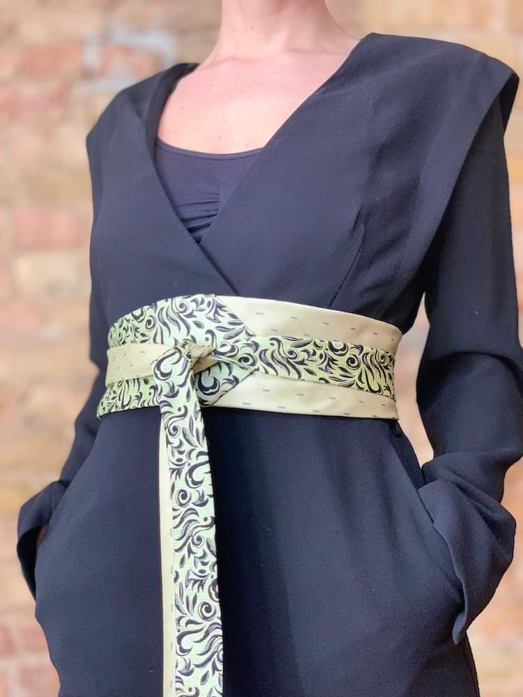 Goldgelber Wickelgürtel aus Krawatten - nachhaltige Upcycling Mode von Beverly - Berlin