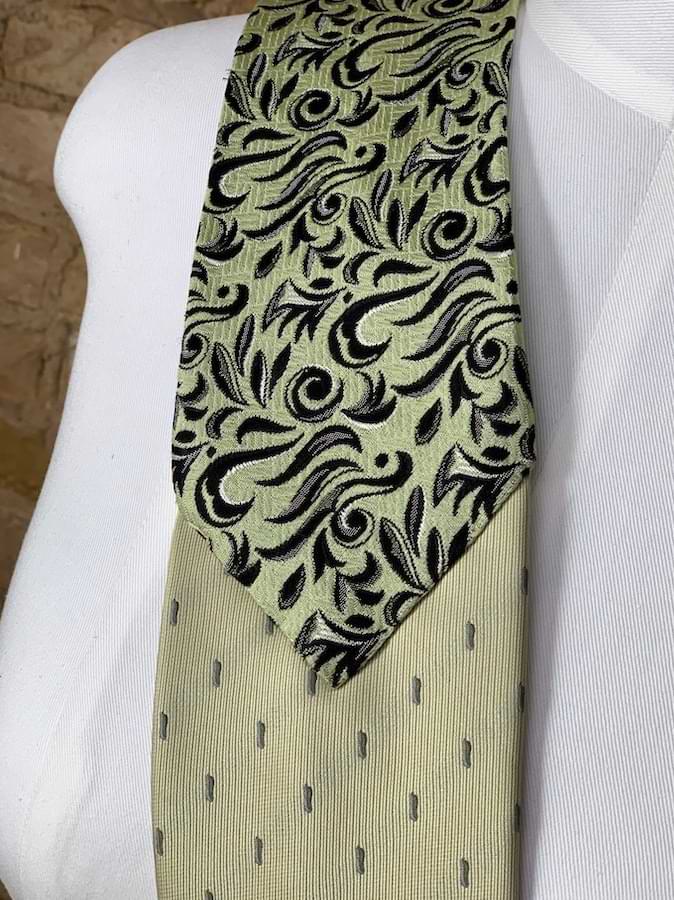 Goldgelber Wickelgürtel aus Krawatten - nachhaltige Upcycling Mode von Beverly - Berlin