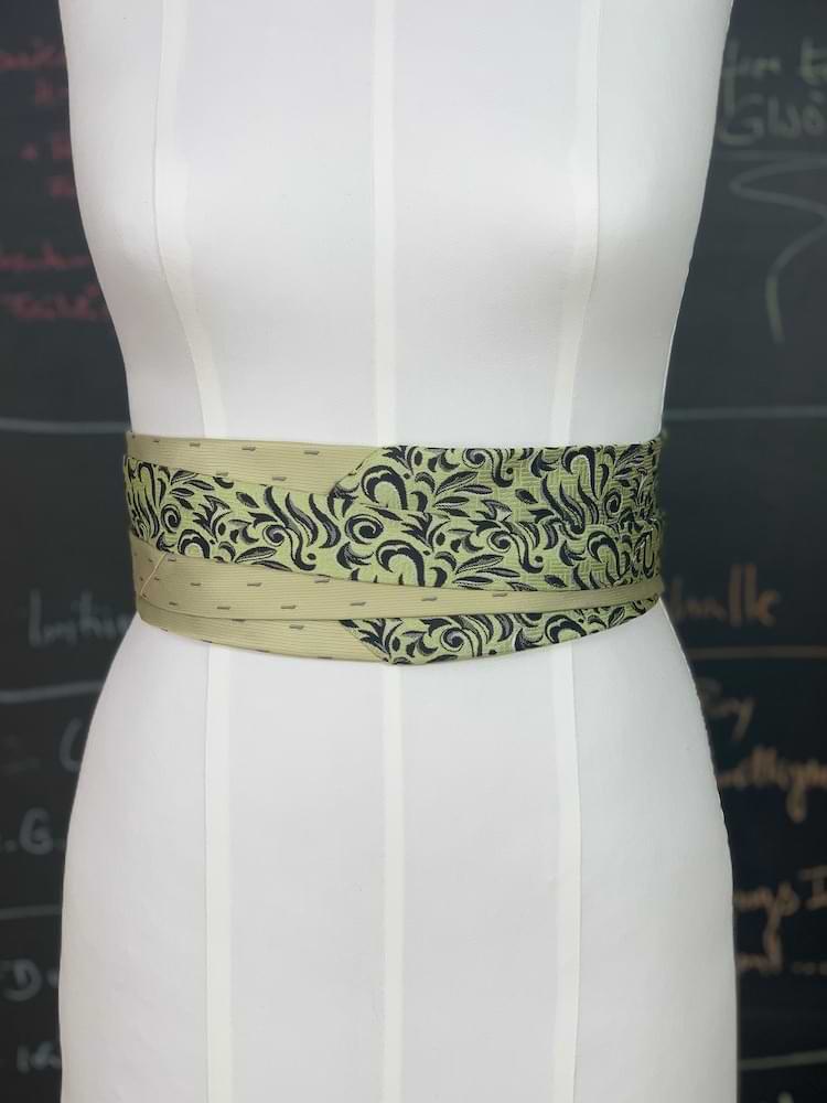 Goldgelber Wickelgürtel aus Krawatten - nachhaltige Upcycling Mode von Beverly - Berlin