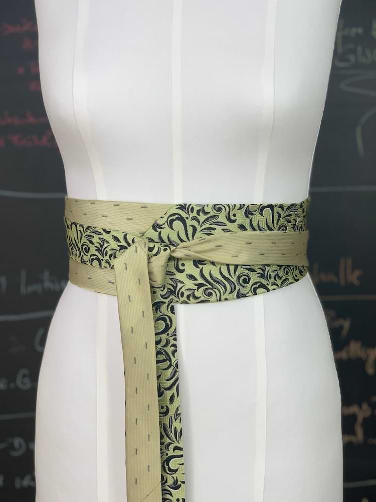 Goldgelber Wickelgürtel aus Krawatten - nachhaltige Upcycling Mode von Beverly - Berlin