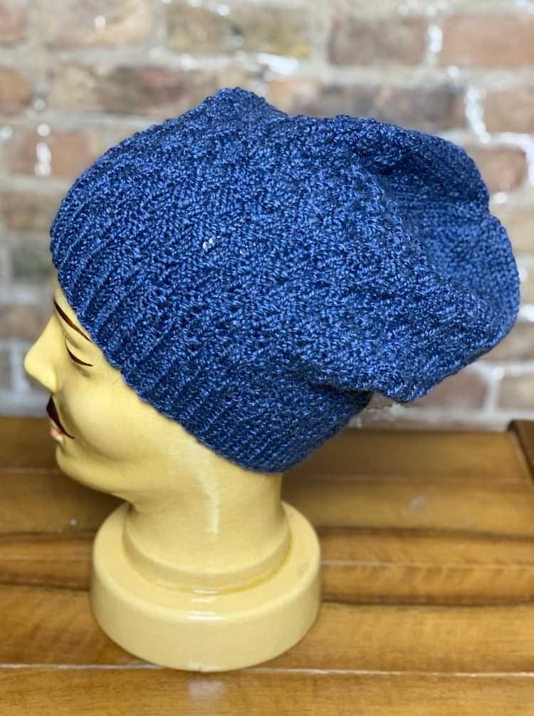 nachhaltige Mütze aus Wollresten in Blau