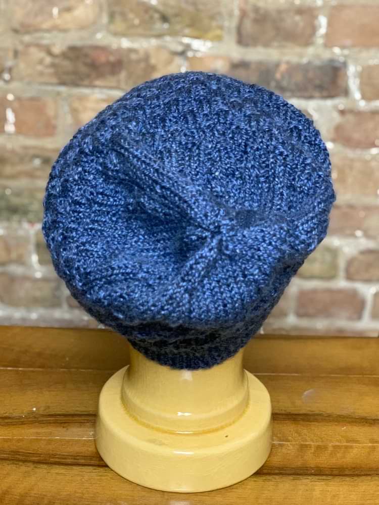 nachhaltige Mütze aus Wollresten in Blau