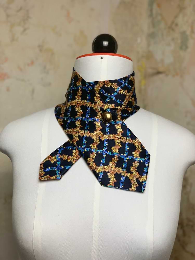 Upcycling Schlipsschal mit Blumenranken - nachhaltige Upcycling Mode von Beverly - Berlin