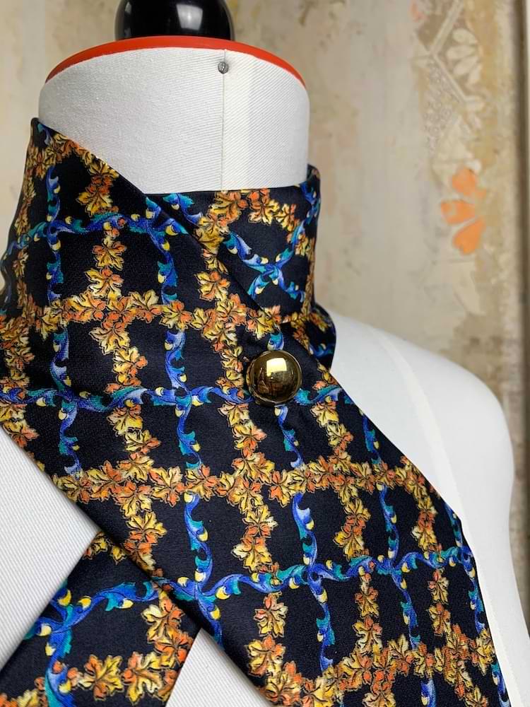 Upcycling Schlipsschal mit Blumenranken - nachhaltige Upcycling Mode von Beverly - Berlin