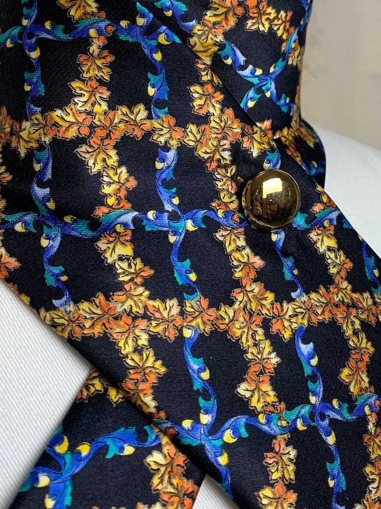 Upcycling Schlipsschal mit Blumenranken - nachhaltige Upcycling Mode von Beverly - Berlin