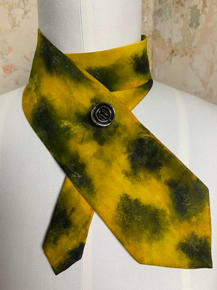 Gebatikter Upcycling Schlipsschal - nachhaltige Upcycling Mode von Beverly - Berlin