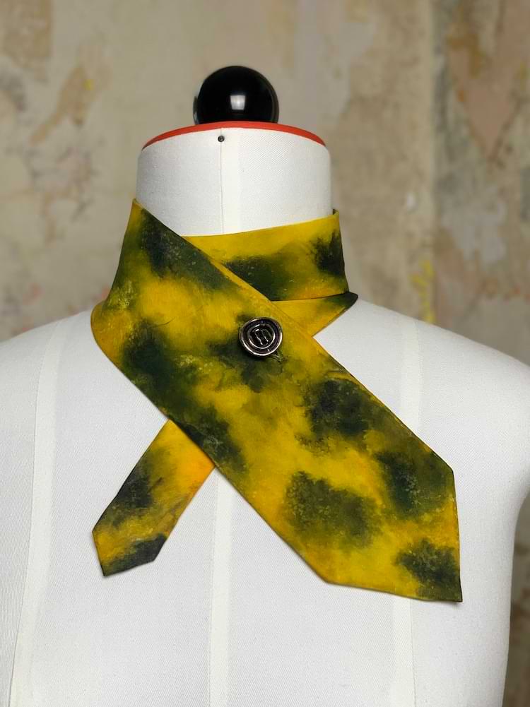 Gebatikter Upcycling Schlipsschal - nachhaltige Upcycling Mode von Beverly - Berlin