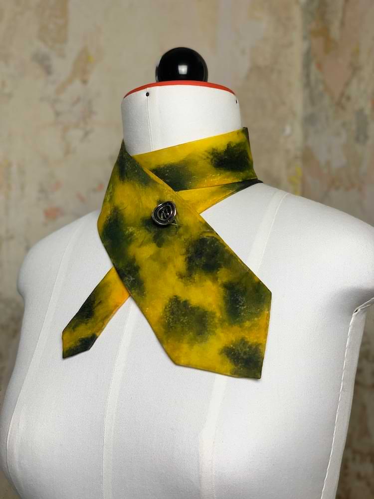 Gebatikter Upcycling Schlipsschal - nachhaltige Upcycling Mode von Beverly - Berlin